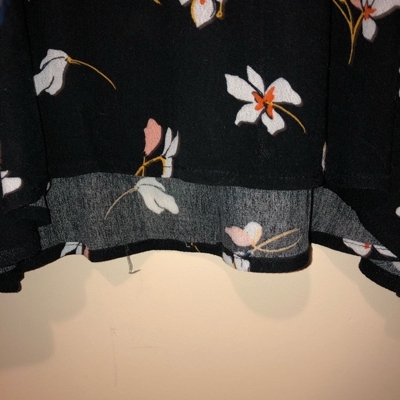 🆕🌷NWT O’Neill Cropped Flowy Tank Black Floral S - Picture 6 of 9